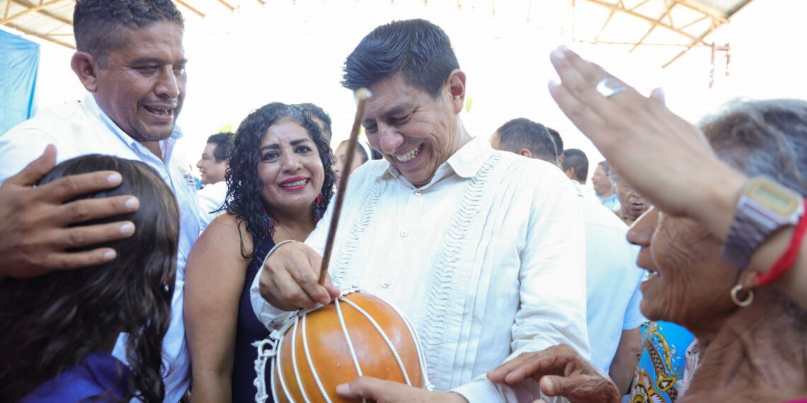 Impulsa Gobierno de Oaxaca acciones en Santiago Llano Grande para mejorar condiciones de vida de sus habitantes