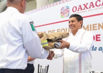 Entrega Gobernador Salomón Jara placas de pecho y equipos de protección a nuevos elementos del Cuerpo de Bomberos