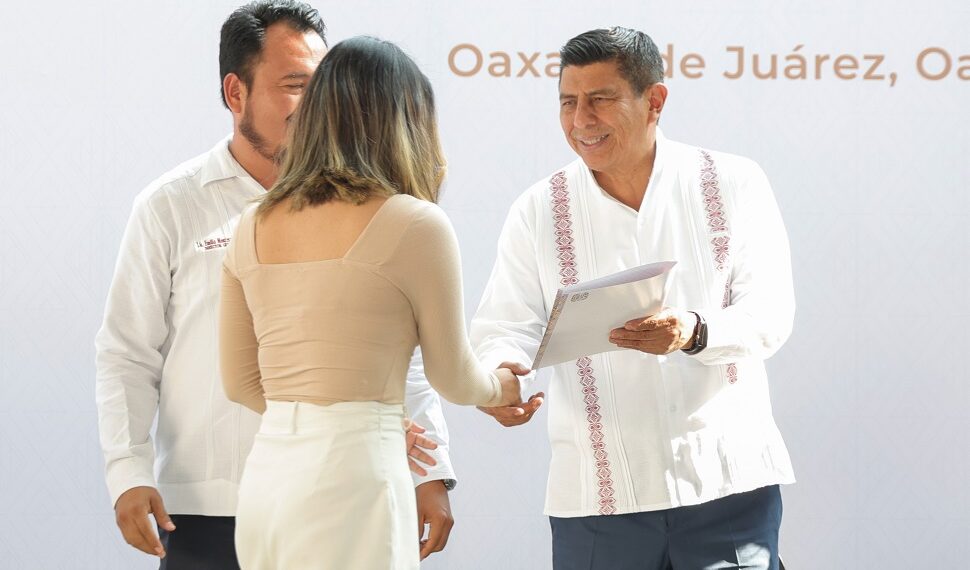 Entrega Gobierno del Estado mil 639 plazas a normalistas, resultado del compromiso con la educación de la niñez