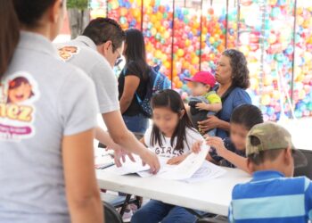 Disfrutan niñas y niños de juegos y recreación con Vera Niñez, en el Llano