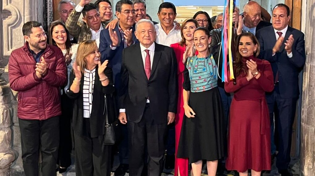 AMLO entrega bastón de mando de Morena a Claudia Sheinbaum