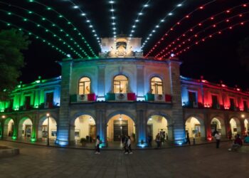 Por fiestas patrias Secretaría de Administración embellece en la capital oaxaqueña