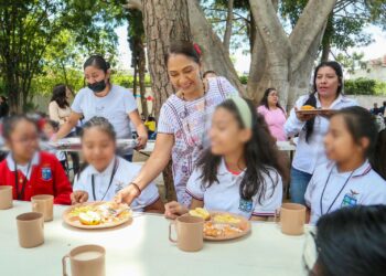 Ofrecen alimentación nutritiva al alumnado de la primaria Benito Juárez de Santa Rosa Panzacola