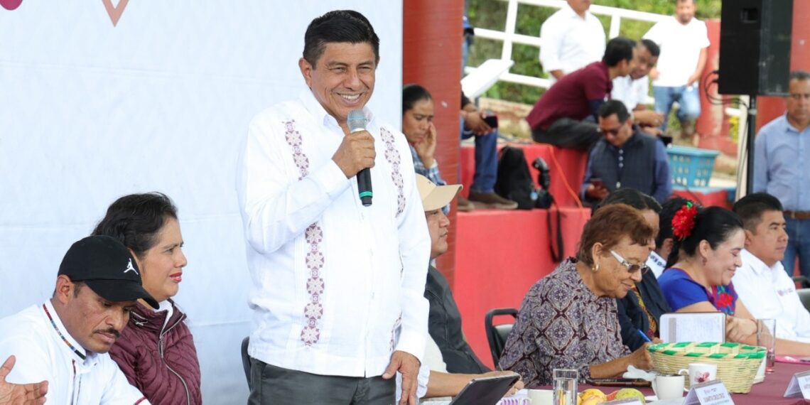 Anuncia Salomón Jara apoyos a Santiago Comaltepec por más de 4 mdp