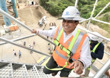 Supervisa Gobernador Salomón Jara avances del viaducto de San Vicente Coatlán