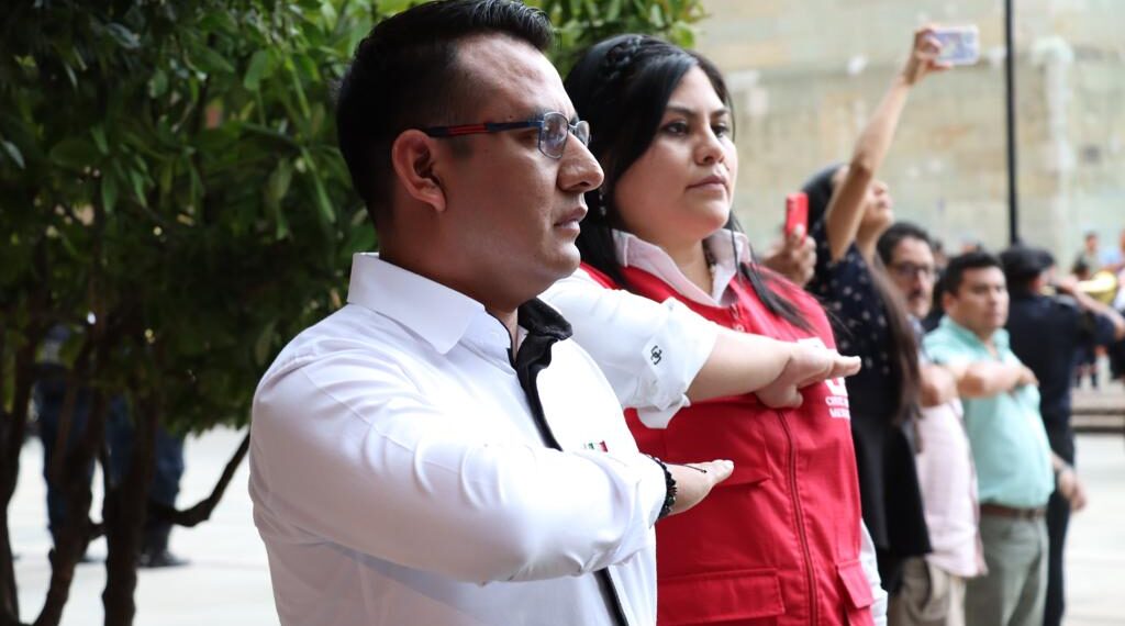 Participan Monte de Piedad del Estado y Cruz Roja Mexicana en arriamiento del Lábaro Patrio