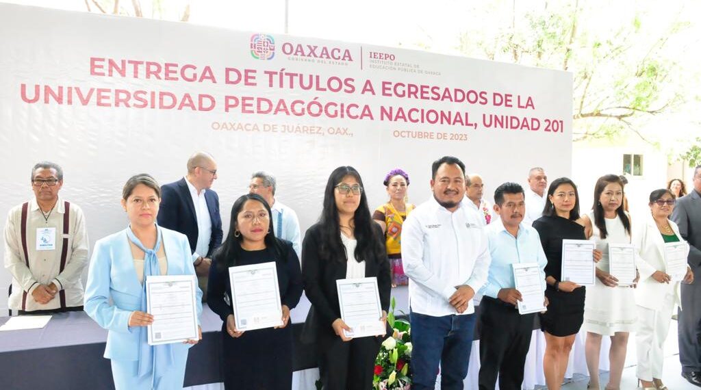 Realiza IEEPO entrega de títulos profesionales a egresados normalistas de la UPN, Unidad 201