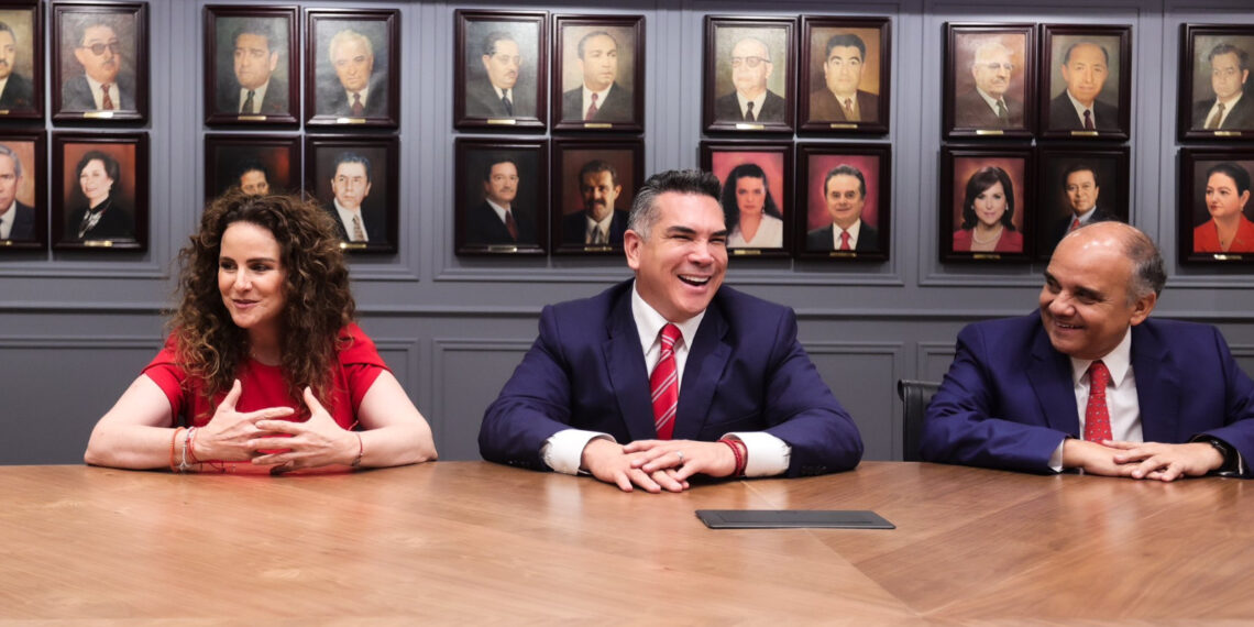 ALEJANDRO MORENO DA LA BIENVENIDA A LA SENADORA NANCY DE LA SIERRA A LA BANCADA DEL PRI