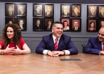 ALEJANDRO MORENO DA LA BIENVENIDA A LA SENADORA NANCY DE LA SIERRA A LA BANCADA DEL PRI