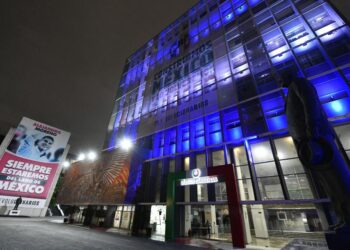 ILUMINA PRI SEDE NACIONAL CON LOS COLORES DE LA BANDERA DE ISRAEL