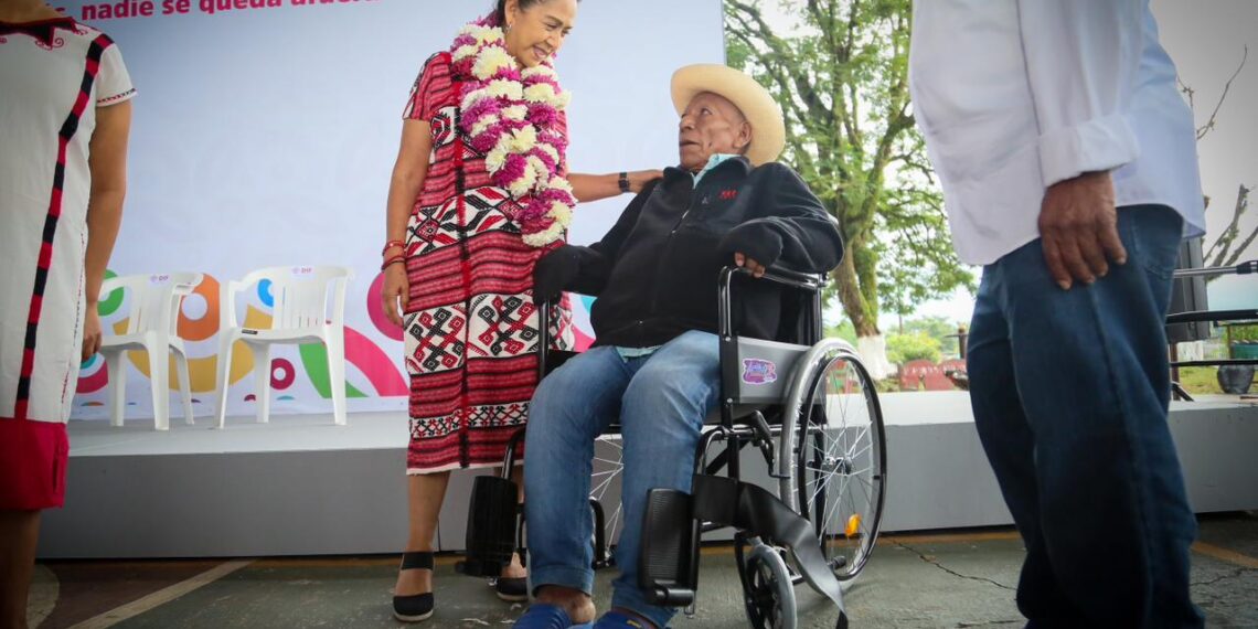 Con la entrega de apoyos, el DIF Oaxaca cobija al pueblo de Ayotzintepec