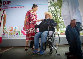 Con la entrega de apoyos, el DIF Oaxaca cobija al pueblo de Ayotzintepec