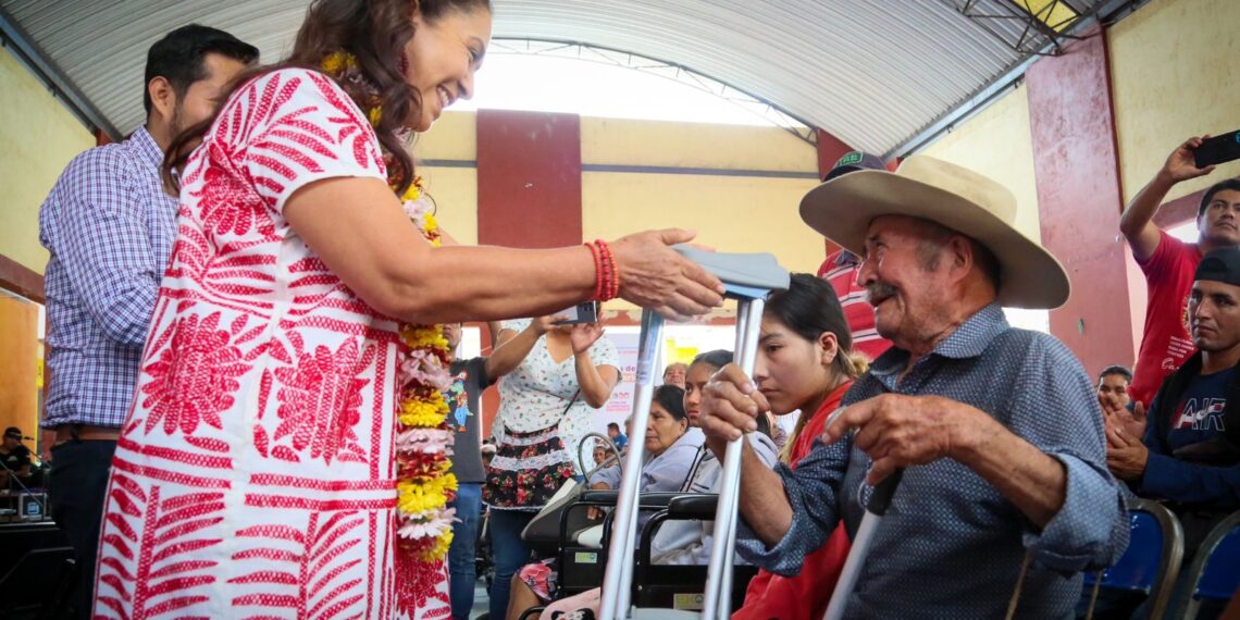 Cuida DIF Oaxaca salud visual, alimentaria y movilidad de habitantes de la Sierra Sur