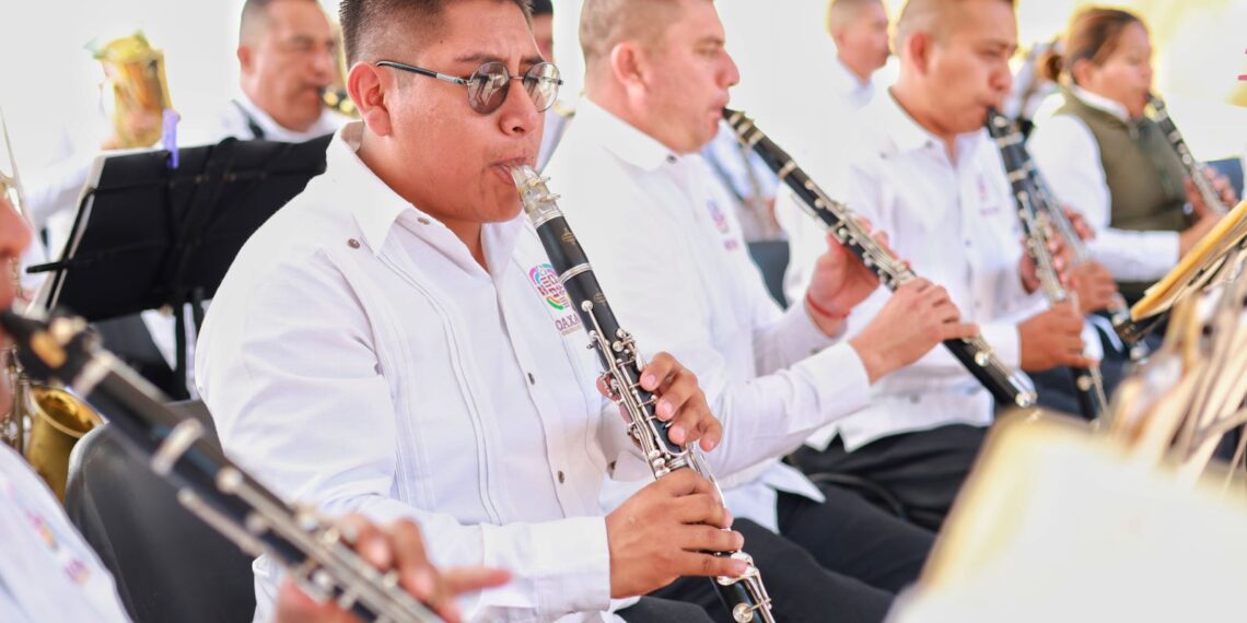 Disfrutan familias del danzón en la Divertiruta