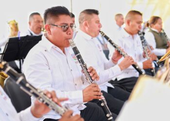 Disfrutan familias del danzón en la Divertiruta