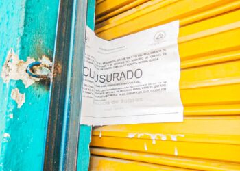 Clausuran puntos irregulares de venta de boletos de viaje a personas migrantes