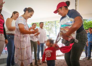 Habitantes de la Mixteca reciben atención integral por parte del Sistema DIF Oaxaca
