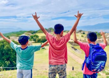 Las personas sordas cuentan con una intérprete de LSM para conocer Monte Albán