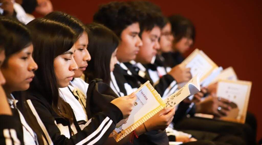 Presenta Seculta material bibliográfico y didáctico en la FILO 2023