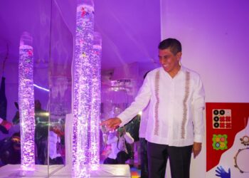 Oaxaca a la vanguardia en políticas de inclusión, inaugura Centro de Autismo Nyela To Bidao, abrazando a la niña y al niño
