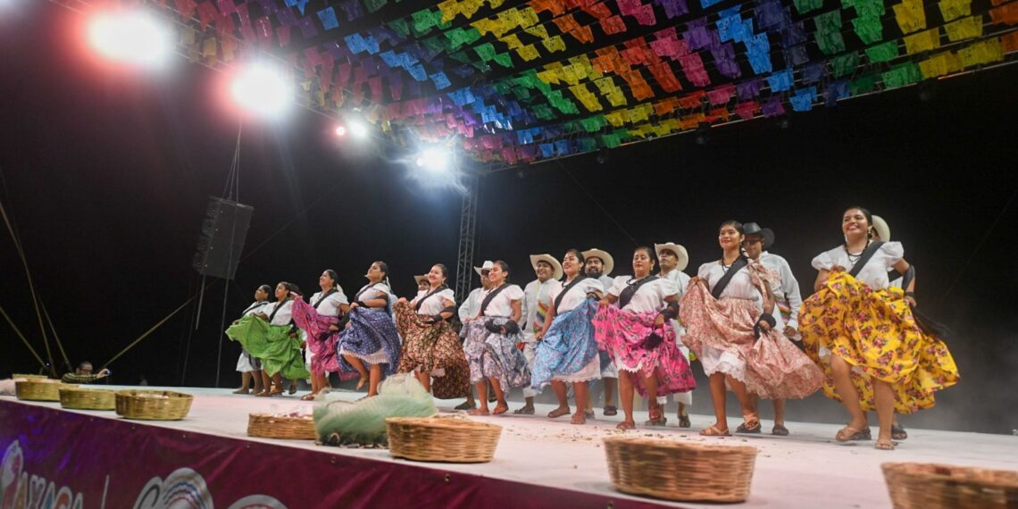 Las tradiciones de la Costa oaxaqueña visten de alegría y color la playa Zicatela con la Guelaguetza del Mar