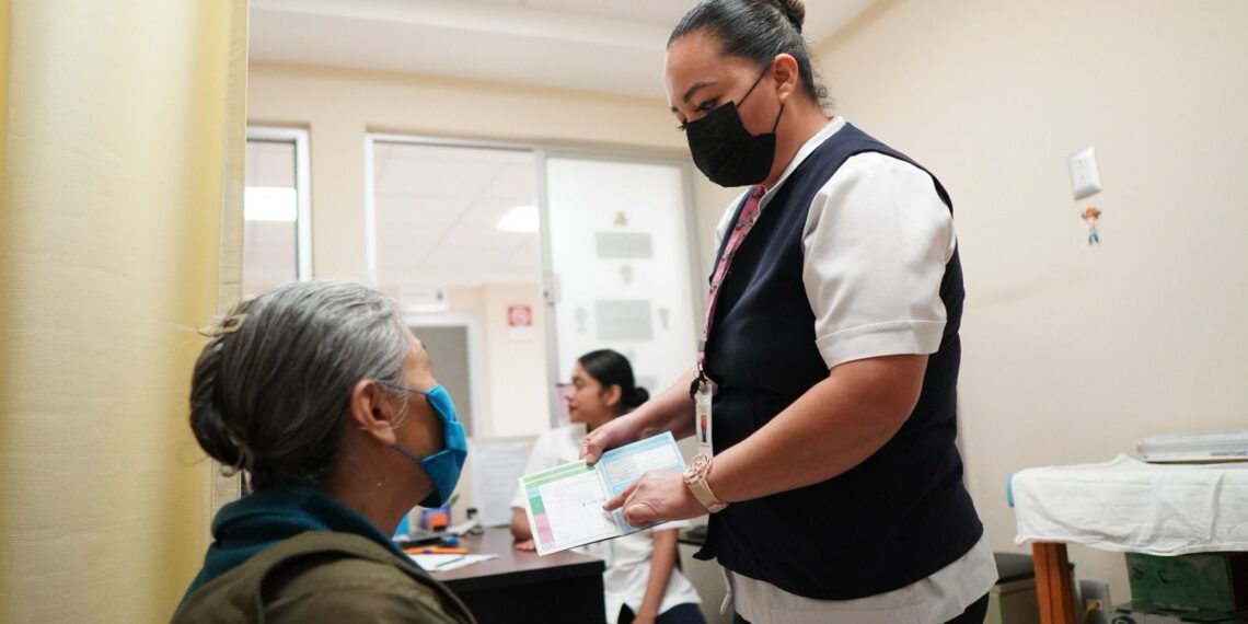 Llama SSO a vacunarse simultáneamente contra enfermedades respiratorias virales