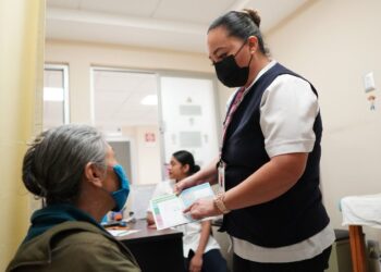 Llama SSO a vacunarse simultáneamente contra enfermedades respiratorias virales