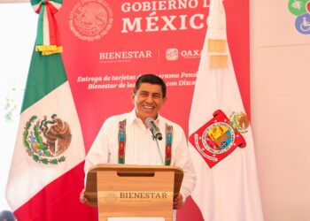 Entrega Salomón Jara primeras tarjetas de pensión para personas con discapacidad de 0 a 64 años