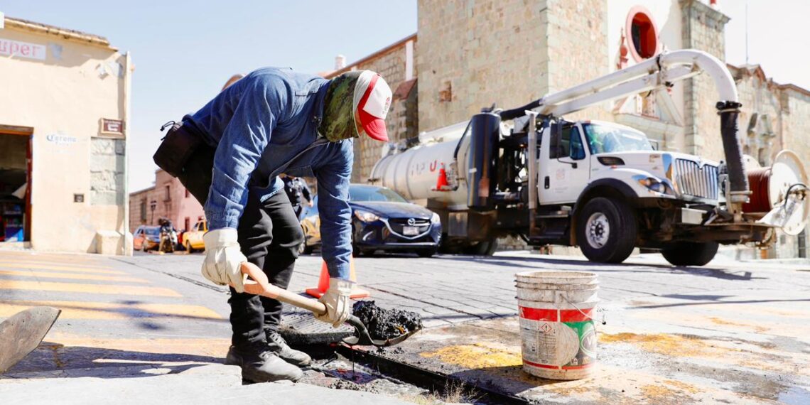 Atiende Soapa colapso de drenaje en el centro de la capital oaxaqueña
