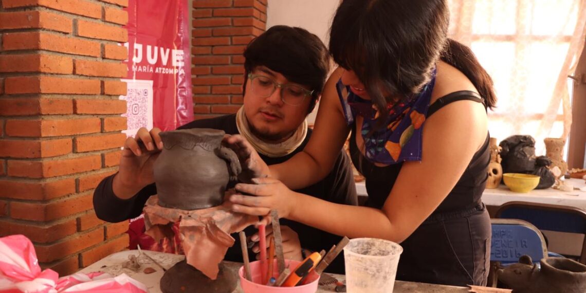 Imparten taller de barro para jóvenes en Santa María Atzompa