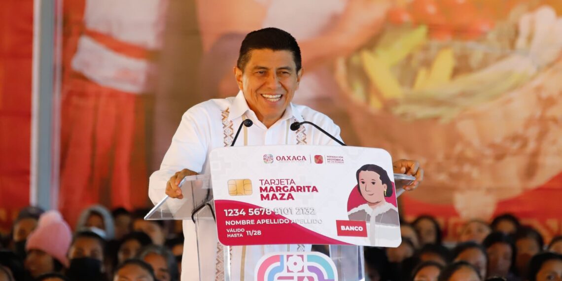 Encabeza Gobernador Salomón Jara Cruz entrega de Tarjeta Margarita Maza a jefas de familia de las ocho regiones