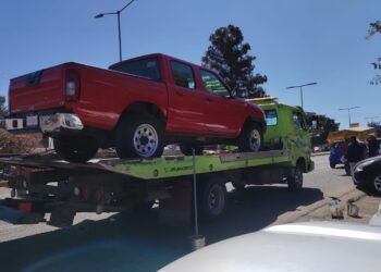 Fiscalía de Oaxaca realiza operativo en tianguis de autos de Brenamiel para garantizar legalidad en compra-venta de vehículos; aseguran camioneta