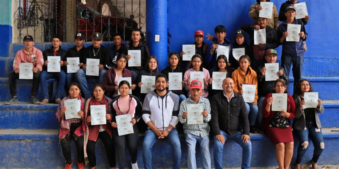Por primera vez San Pedro el Alto y San Luis Amatlán reciben cursos del Icapet