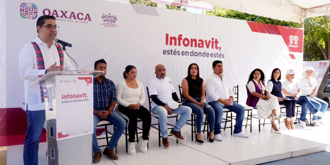 INFONAVIT ENTREGA ESCRITURAS Y CRÉDITOS DE MEJORA EN SANTA CRUZ AMILPAS, OAXACA