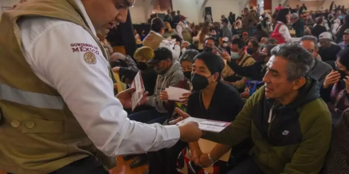 AMLO va por dejar programas sociales como legado en la Constitución