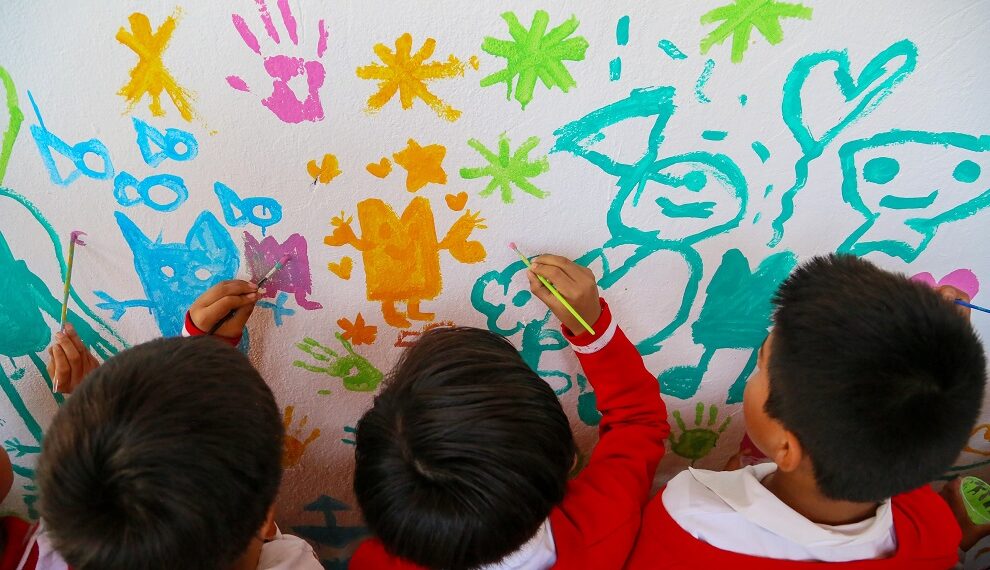 Niñas y niños de Tlalixtac disfrutan del cuento “El monstruo de colores”