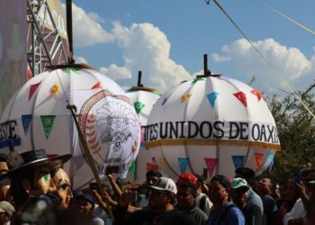 Transportistas firman “Alianza por la paz laboral de Oaxaca”