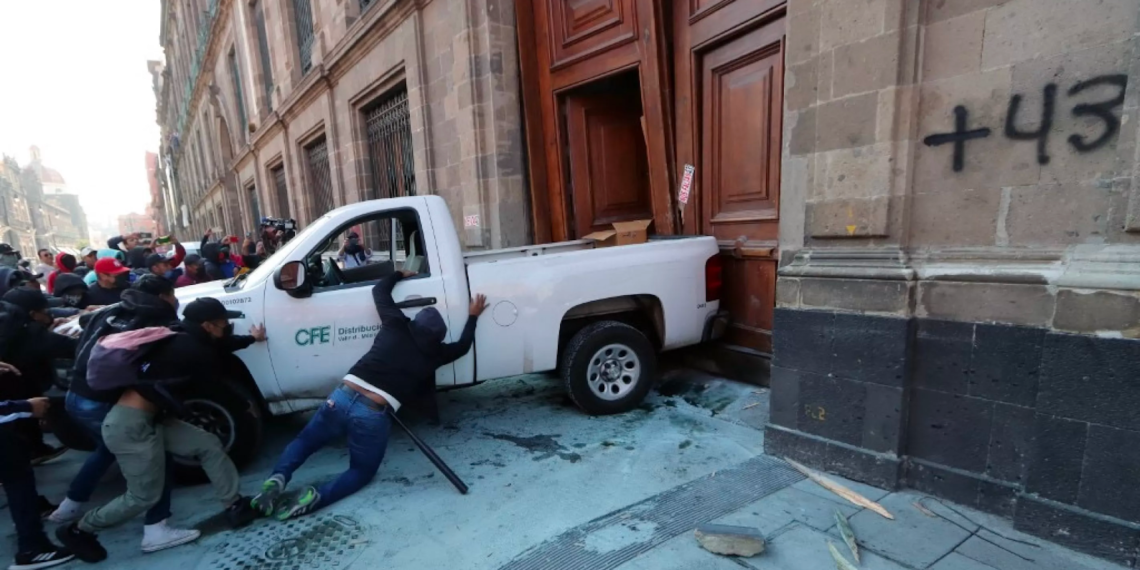 La relación AMLO-Ayotzinapa se rompe… como puerta de Palacio Nacional