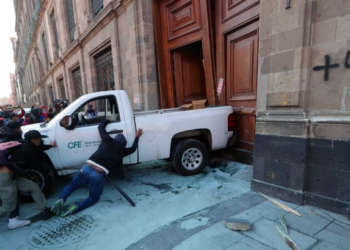 La relación AMLO-Ayotzinapa se rompe… como puerta de Palacio Nacional